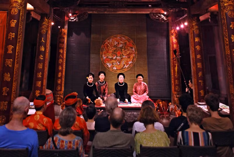 Un numéro de « ca trù » exécuté par les trois chanteuses du club de Thang Long au temple Quan De (Hanoï). Photo : VNA