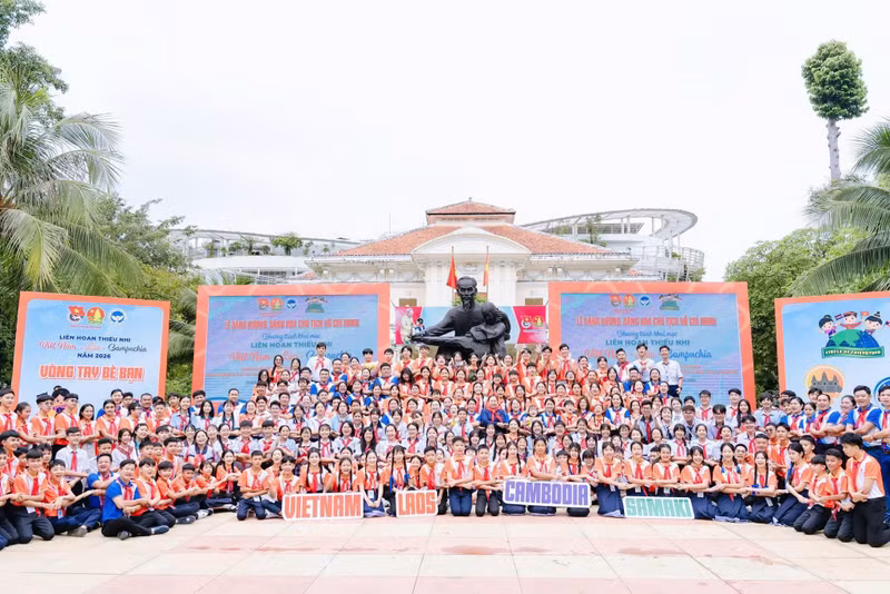 Les enfants participent au 8e Festival des enfants du Vietnam, du Laos et du Cambodge, placé sous le thème « Le cercle de l’amitié ». Photo : nhathieunhitphcm.com.vn