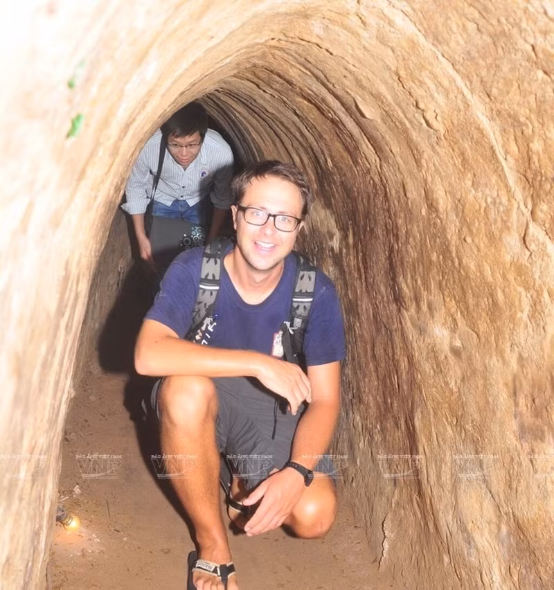 Deux visiteurs dans le tunnel de Cu Chi. Photo : VNP.