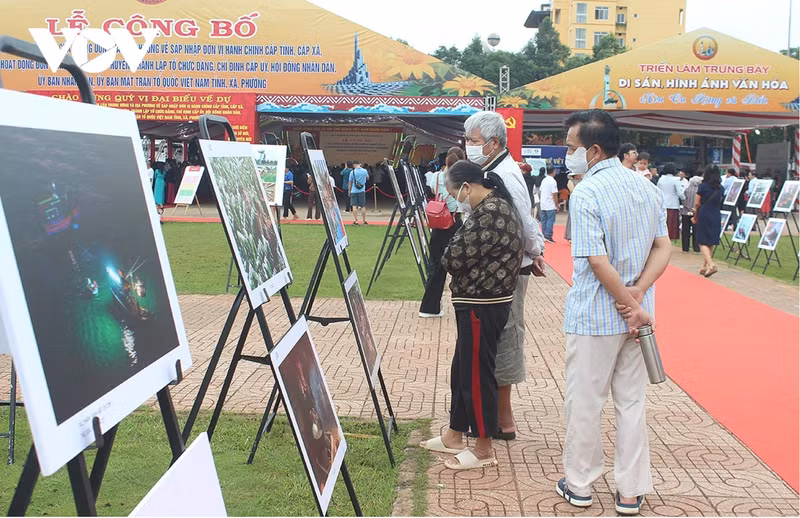 Lors de l'exposition sur le thème « Dak Lak – Phu Yen : convergence et développement ». Photo : VOV.