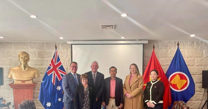 L'ambassadeur du Vietnam en Australie, Pham Hung Tam, et Logan K. Howlett, maire de la ville de Cockburn. Photo: VNA 