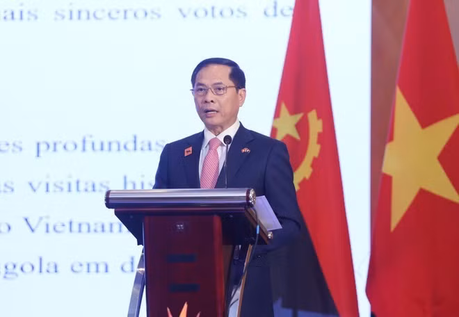 Le vice-Premier ministre et ministre des Affaires étrangères Bui Thanh Son prend la parole lors de l'événement. Photo : VNA