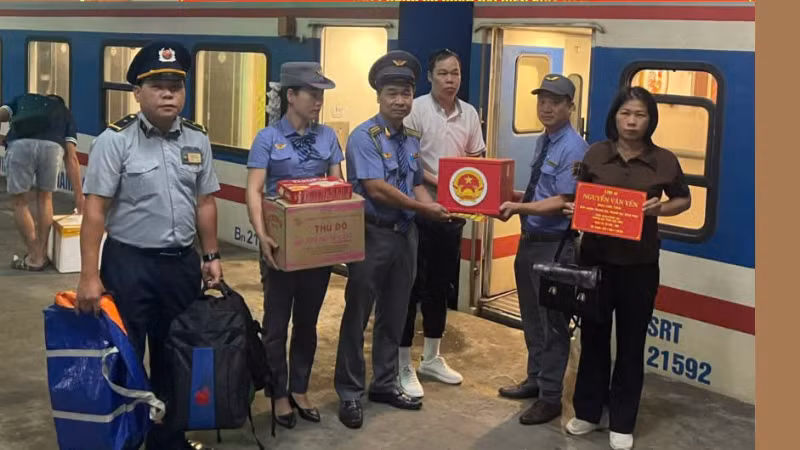 Des proches du martyr Nguyen Van Yen et l'équipage du train SE4, à la gare de Hanoï. Photo : dsvn.vn