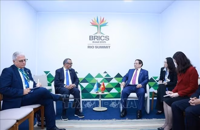 Le Premier ministre Pham Minh Chinh (droite) et le directeur général de l'Organisation mondiale de la santé (OMS), Tedros Adhanom Ghebreyesus. Photo: VNA
