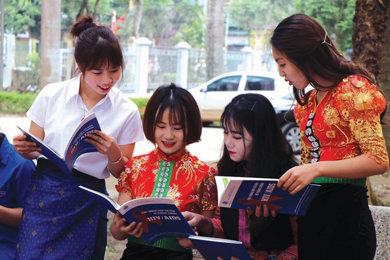 Jeunes femmes de la province de Son La (Nord) en session de sensibilisation à la lutte contre le VIH/sida. Photo : VNA. 