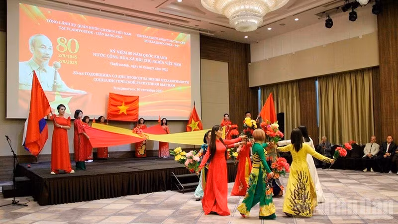 Un numéro artistique interprété par des Vietnamiens résidant au Primorié. Photo : NDEL