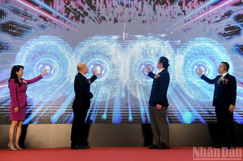 Lors de l'ouverture des expositions SIE 2025 et VME 2025, le 6 août à Hanoï. Photo : NDEL.