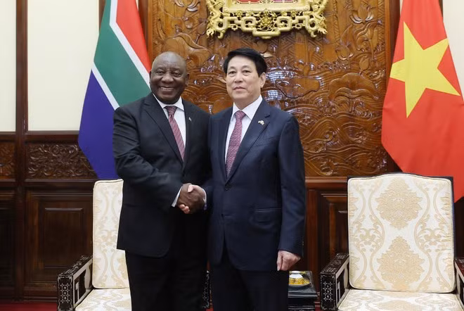 Le président de la République d’Afrique du Sud, Matamela Cyril Ramaphosa et le président Luong Cuong (droite). Photo : VNA.