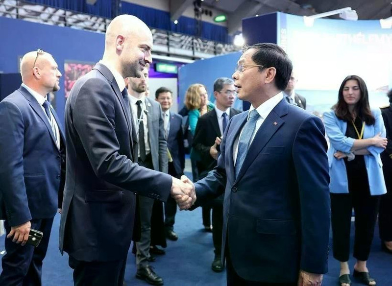 Le vice-Premier ministre et ministre vietnamien des Affaires étrangères, Bui Thanh Son (droite) et le ministre français de l'Europe et des Affaires étrangères, Jean-Noël Barrot. Photo : VNA. 