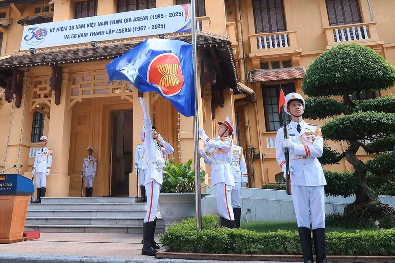 Cérémonie de lever du drapeau à l’occasion du 58ᵉ anniversaire de la fondation de l’ASEAN, le 8 août à Hanoï. Photo : VNA.