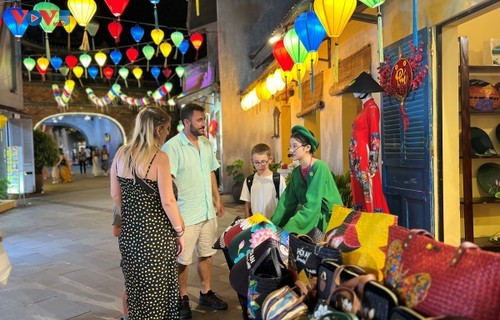 Des touristes étrangers à Hôi An, au Centre du Vietnam. Photo : VOV. 