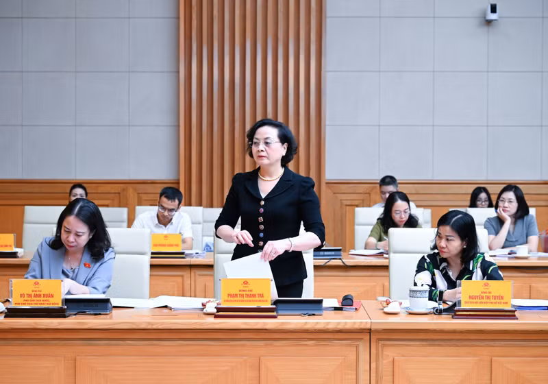 La ministre de l'Intérieur, Pham Thi Thanh Tra, qui est également vice-présidente permanente du Conseil central de l’émulation et des récompenses (debout), prend la parole lors de la réunion. Photo : Tran Hai/NDEL