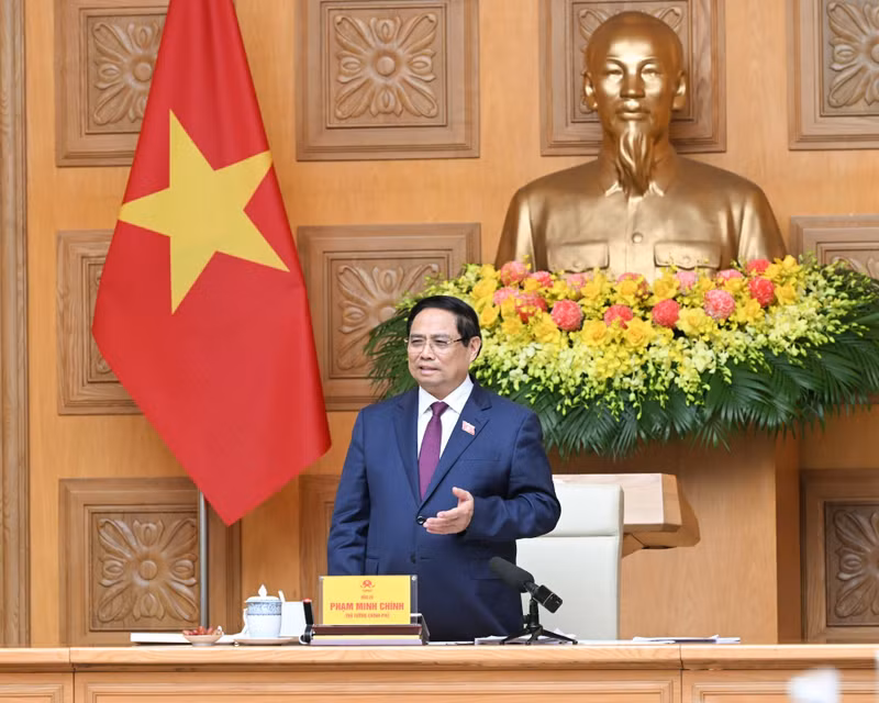 Lors de sa prise de parole, le PM Pham MInh Chinh a rappelé plusieurs mouvements d’émulation marquants de ces cinq dernières années, notamment dans la lutte contre la pandémie de COVID-19, l’élimination des logements précaires et délabrés – achevée plus de quatre ans avant l’échéance –, ainsi que la construction des lignes électriques de 500 kV en un temps record. Photo : Tran Hai/NDEL