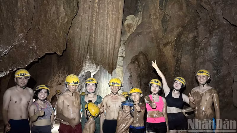 Ce qui plait particulièrement aux visiteurs, c'est de prendre un bain de boue en plein cœur de la grotte. Photo : NDEL.