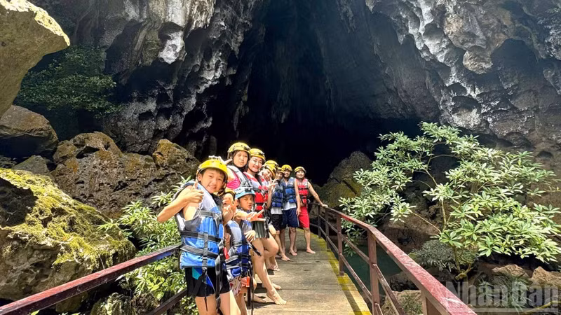 Des touristes à la découverte de la grotte Toi. Photo : NDEL.