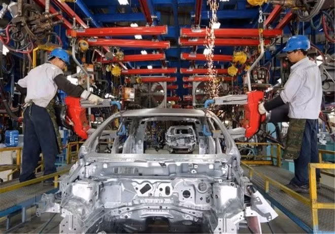 Chaîne de production et d'assemblage de voitures dans une usine Ford. Photo : VNA