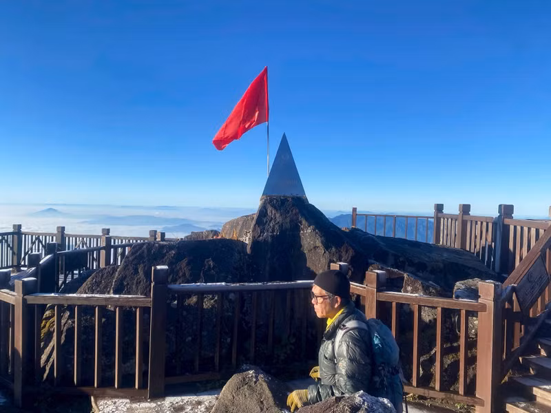 Sun World Fansipan Legend a également annoncé qu’en raison des travaux de maintenance destinés à améliorer l’expérience des visiteurs, le système de train à crémaillère et le téléphérique ont été temporairement suspendus à partir du 24 novembre 2025. Photo : Sun World Fansipan Legen