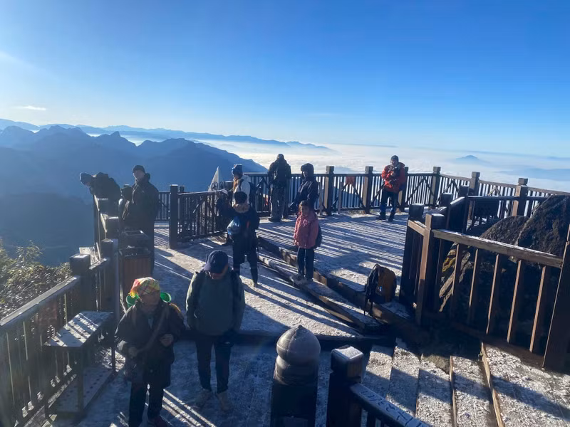 Selon un représentant de Sun World Fansipan Legend, profitant du dernier jour de fonctionnement du téléphérique, de très nombreux touristes se sont rendus tôt le matin au sommet du Fansipan pour contempler l’aube et le paysage enneigé. Photo : Sun World Fansipan Legen
