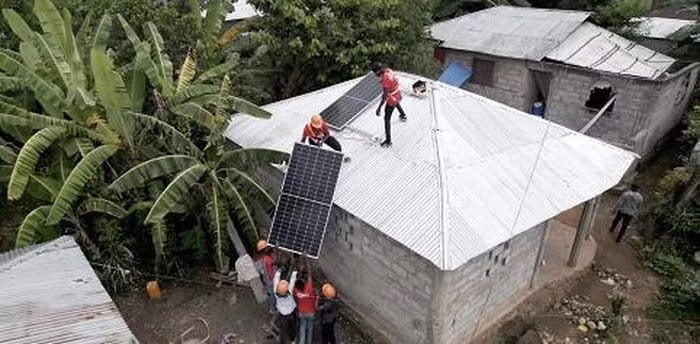Le réseau électrique d'Haïti est constitué de plusieurs mini-réseaux résidentiels, permettant aux ménages d'une même zone de partager l'électricité entre eux. Photo : GEA
