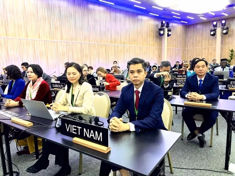 La délégation vietnamienne participant à la 43e session de la Conférence générale de l’UNESCO, à Samarcande, en République d’Ouzbékistan. Photo : VNA
