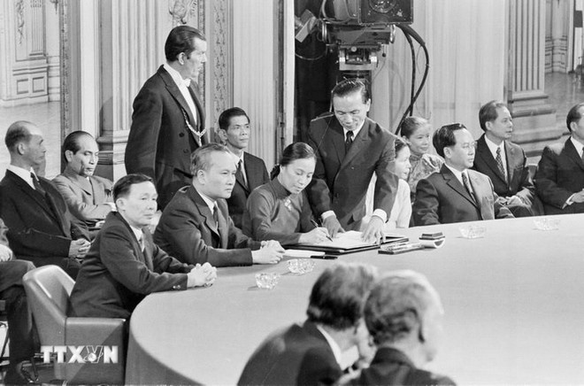 Le 27 janvier 1973, au Centre international de conférences de Paris, en France, la ministre des Affaires étrangères du Gouvernement révolutionnaire provisoire de la République du Sud-Vietnam, Nguyen Thi Binh, signe l'Accord de Paris mettant fin à la guerre et rétablissant la paix au Vietnam. Photo : VNA