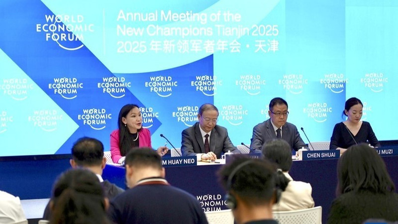 Lors de la conférence de presse sur la 16e Réunion annuelle des nouveaux champions du Forum économique mondial. Photo : Xinhua.