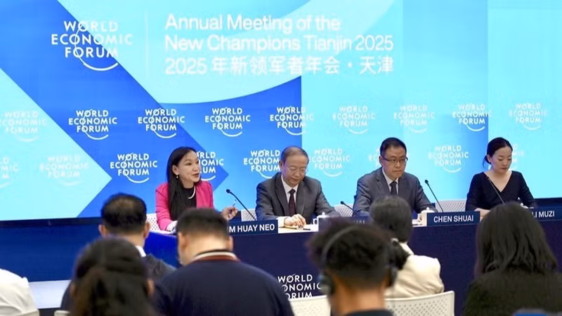 Lors de la conférence de presse sur la 16e Réunion annuelle des nouveaux champions du Forum économique mondial. Photo : Xinhua.
