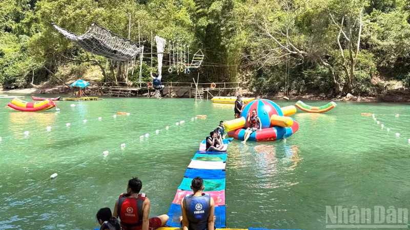 La zone d'écotourisme de la rivière Chay et de la grotte Toi est un choix idéal, offrant aux visiteurs une expérience merveilleuse et passionnante. Photo : NDEL. 