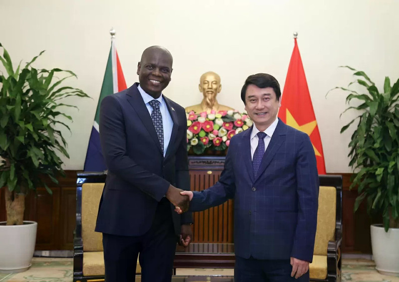 Le vice-ministre vietnamien des Affaires étrangères, Le Anh Tuan (à droite), et le ministre sud-africain des Affaires étrangères et de la Coopération internationale, Ronald Lamola, le 22 octobre à Hanoi. Photo: baoquocte.vn