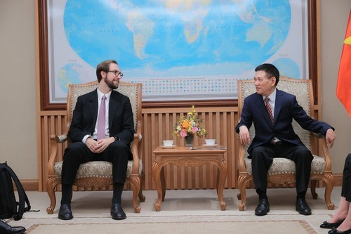 Le vice-Premier ministre Hô Duc Phoc (à droite) et Marco Dal Lago, vice-président chargé du développement et des partenariats mondiaux du groupe Tether. Photo: baochinhphu.vn 