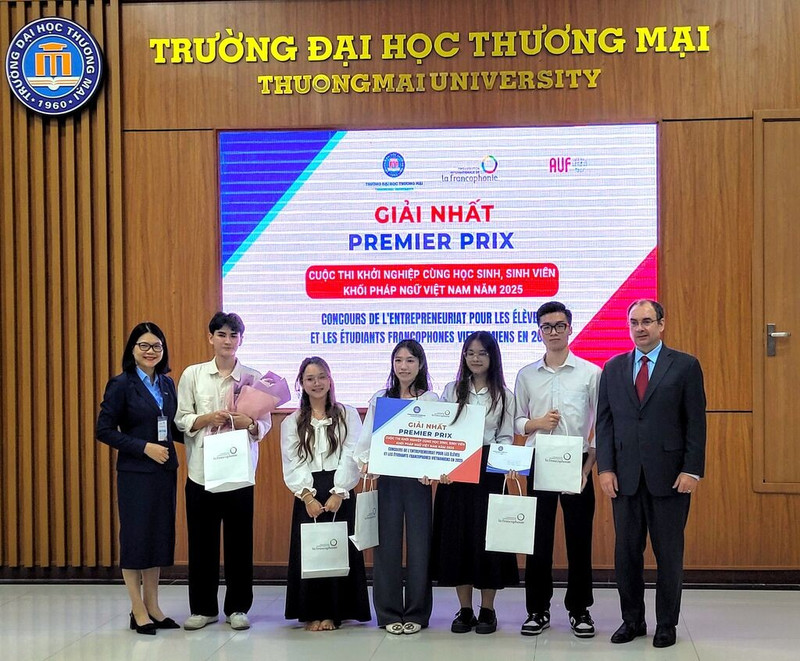 Remise du premier prix du concours de l'entrepreneuriat pour les élèves et les étudiants francophones vietnamiens en 2025. Photo : CVN