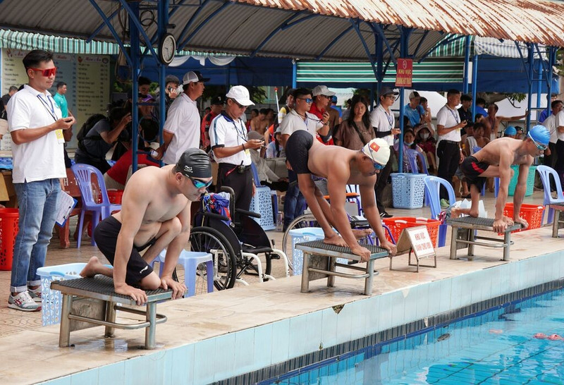 Épreuve de natation aux Championnats paralympiques nationaux organisés en juin 2024 à Thái Nguyên (Nord). Photo : VNA