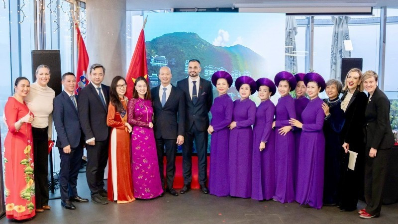 Les délégués lors de la cérémonie d'inauguration du consulat honoraire du Vietnam à Zagreb, en République de Croatie. Photo : Ambassade du Vietnam en Hongrie et en Croatie