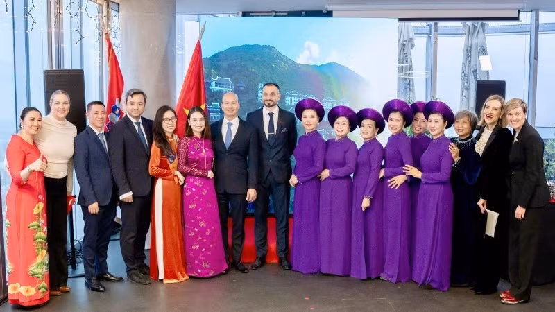 Les délégués lors de la cérémonie d'inauguration du consulat honoraire du Vietnam à Zagreb, en République de Croatie. Photo : Ambassade du Vietnam en Hongrie et en Croatie
