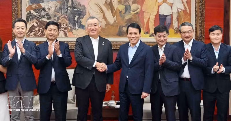 Le ministre de la Sécurité publique, Luong Tam Quang, serre la main de Nagao Yutaka, président du groupe japonais Yamato Holdings, à Hanoi, le 6 juillet. Photo : VNA. 