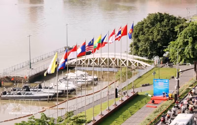 Drapeaux de l'ASEAN flottant au vent au parc de Bach Dang, dans le quartier de Saigon, à Hô Chi Minh-Ville, lors du 58e anniversaire de la fondation de l'ASEAN (8 août 1967 - 2025). Photo : VNA 