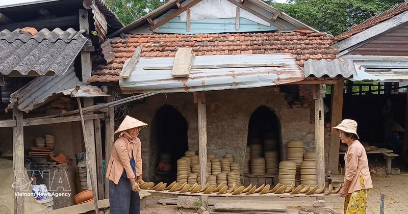 Situé sur les rives de la rivière Thu Bôn, le village de céramique de Thanh Ha perpétue un savoir-faire vieux de près de cinq siècles. Photo : VNA. 
