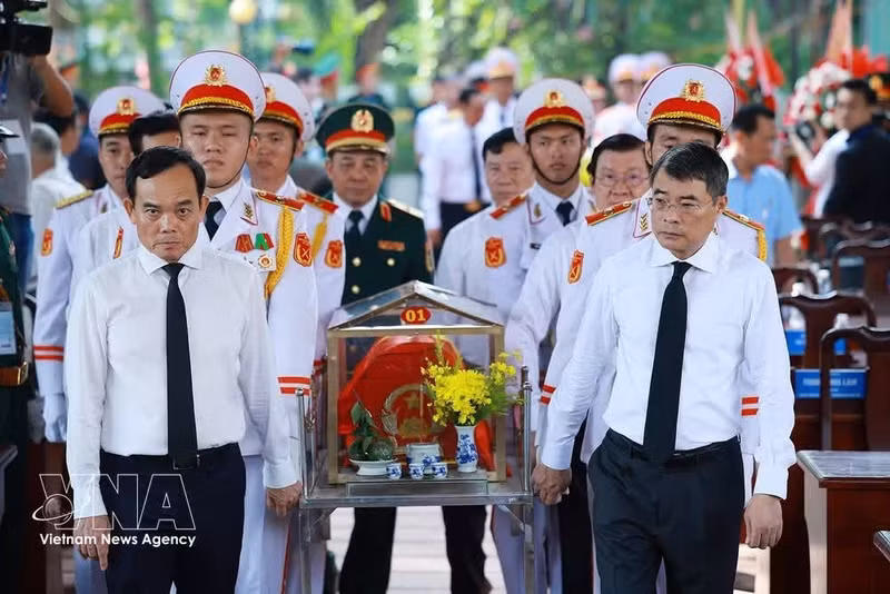 Le Premier ministre Lê Minh Hung accompagne la dépouille d’un martyr exhumée au parc Lê Thi Rieng, dans le quartier de Hoa Hung à Hô Chi Minh-Ville, vers le lieu de regroupement. Photo: VNA