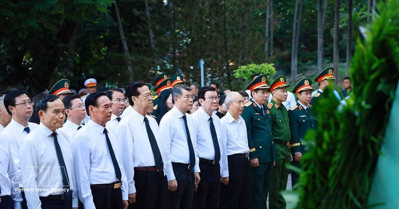 Le chef du gouvernement et les délégués présentes déposent des gerbes de fleurs et brûlé de l’encens devant le monument dédié à Trân Phu, premier secrétaire général du Parti ainsi qu’au mémorial des héros martyrs situé dans le parc Lê Thi Rieng. Photo : VNA. 