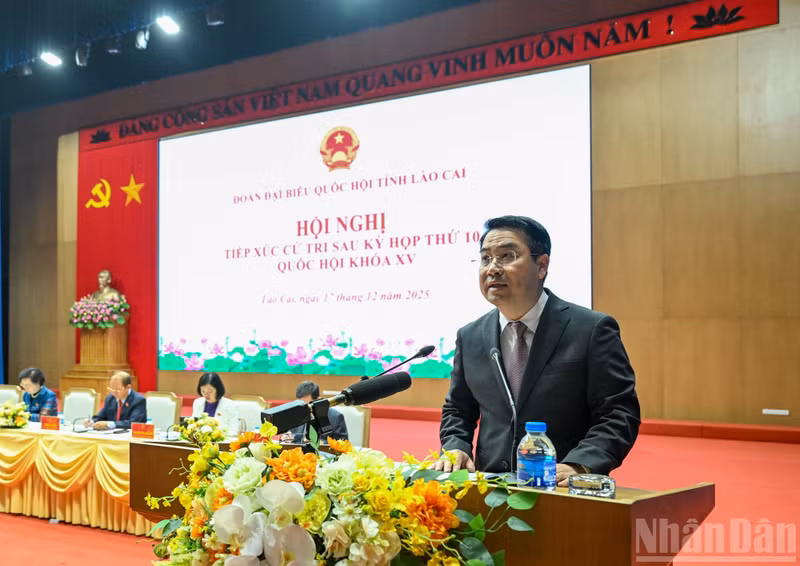 Le président du Comité populaire de la province de Lao Cai, Nguyen Tuan Anh, répond aux opinions et suggestions des électeurs. Photo : Duy Linh/NDEL