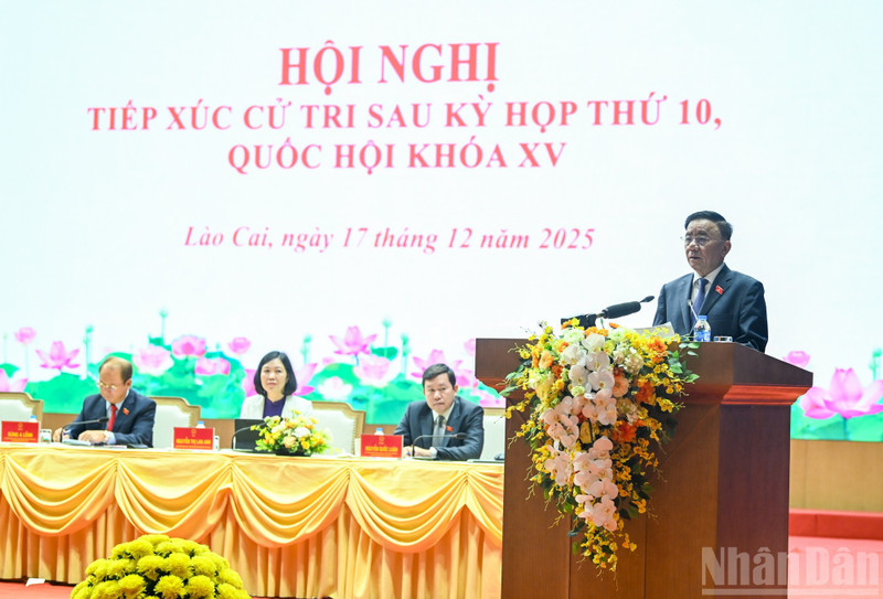 Tran Cam Tu, membre du Bureau politique, permanent du Secrétariat du Comité central du Parti (au micro), lors de la rencontre avec des électeurs de Lao Cai, le 17 décembre. Photo : Duy Linh/NDEL