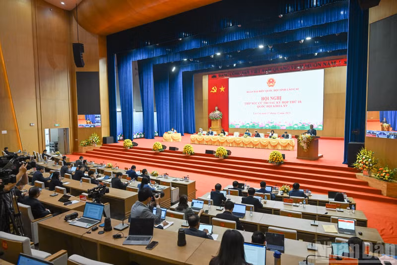 Vue générale de la rencontre avec des électeurs de Lao Cai. Photo : Duy Linh/NDEL