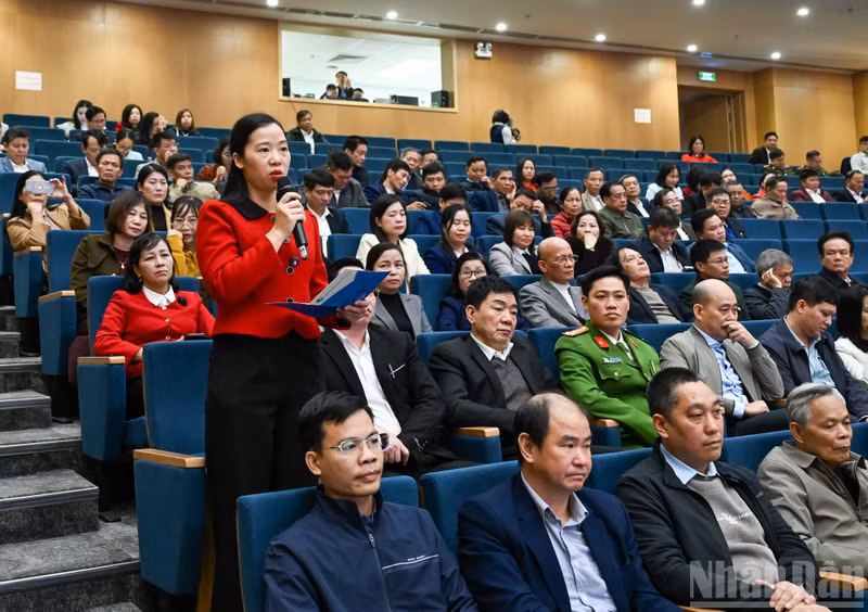 Nguyen Thi Hai, électrice du quartier de Yen Bai, exprime son opinion lors de la renconre. Photo : Duy Linh/NDEL