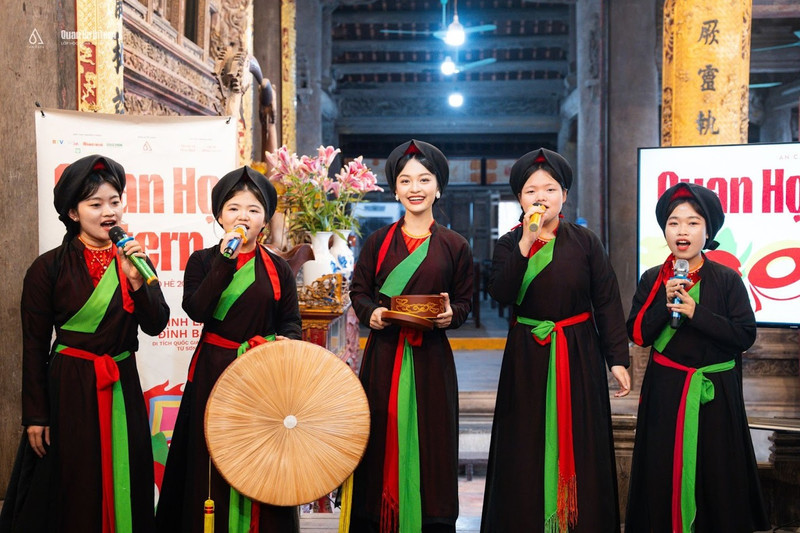 Le 30 septembre 2009, le « quan ho » de la province de Bac Ninh (au nord) était officiellement reconnu par l’UNESCO comme patrimoine culturel immatériel. Photo : Quan ho intern.