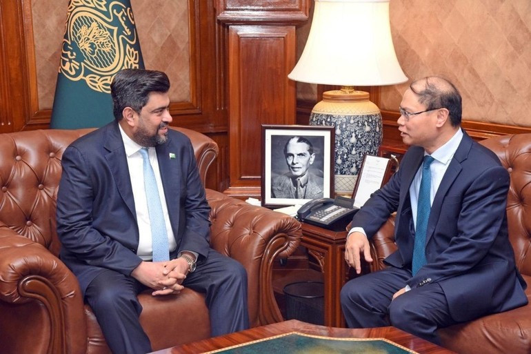 L'ambassadeur vietnamien au Pakistan Pham Anh Tuan (à droite), et le gouverneur de la province du Sindh, Kamran Khan Tesorri. Photo : Ambassade du Vietnam au Pakistan