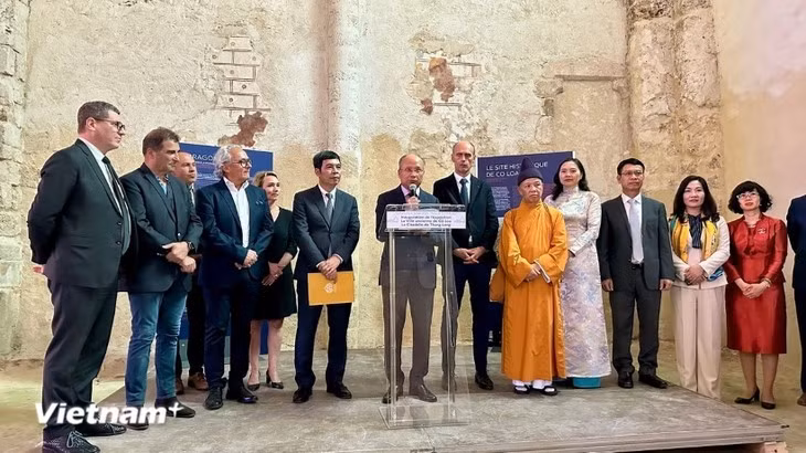 L'ambassadeur du Vietnam en France, Dinh Toan Thang, prend la parole lors de l'inauguration. Photo : VNA.