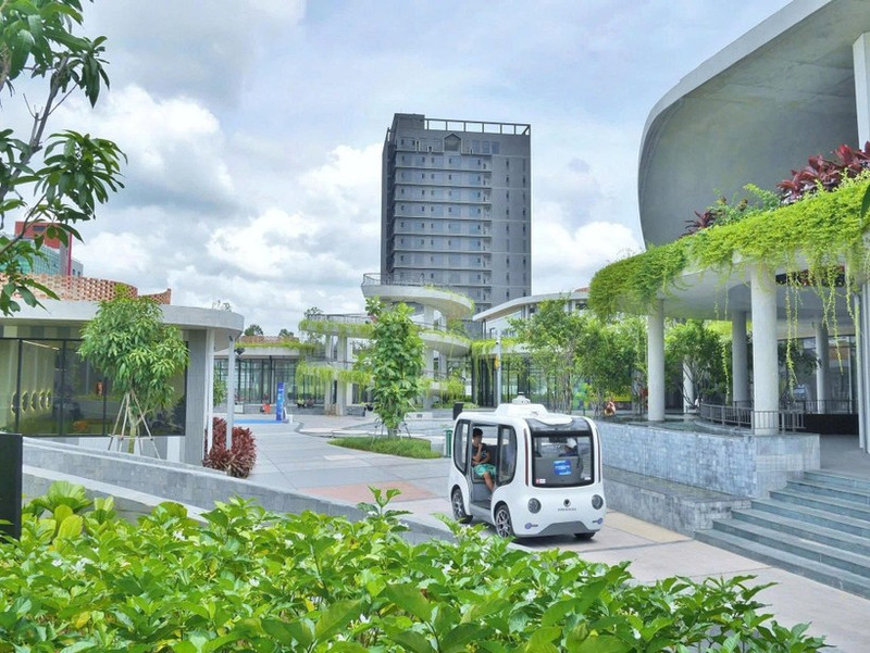 Des voitures autonomes fabriquées par Phenikaa-X sont testées dans la zone commerciale de Hikari, dans le quartier de Binh Duong, à Ho Chi Minh-Ville. Photo : Anh Duong.