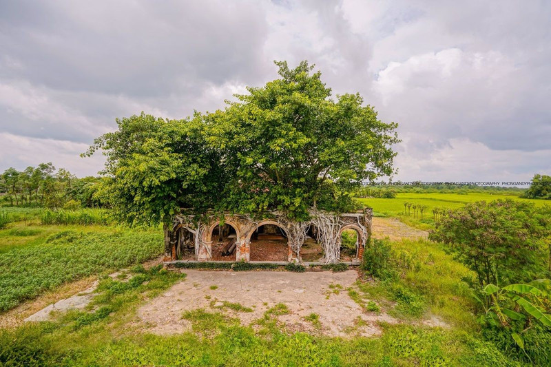 La maison communale de Tan Dong se présente comme une œuvre d’art mêlant architecture ancienne et nature majestueuse. Photo : Beetravel