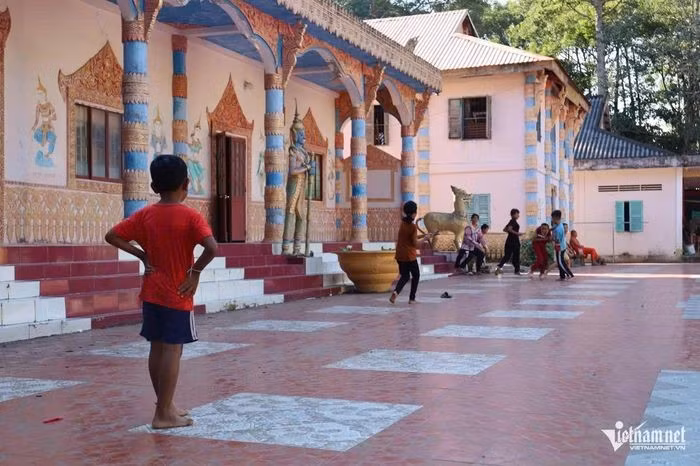 En plus de l’apprentissage de la lecture, de l’écriture et de la langue parlée, les enseignants transmettent aussi les coutumes et les principes moraux de la tradition bouddhiste Theravada khmère. Photo : vietnamnet.vn