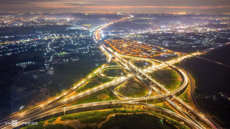 L'échangeur autoroutier de Long Thanh assure l’interconnexion entre les autoroutes Bien Hoa – Vung Tau et Hô Chi Minh-Ville – Long Thanh – Dau Giay, sur le territoire de la province de Dong Nai. Mis en chantier en juin 2023, ce projet représente un investissement d’environ 17 800 milliards de dongs. Il comprend quatre à six voies de circulation ainsi que deux bandes d’arrêt d’urgence. Son ouverture permettra de désengorger la route nationale 51 et de ramener le temps de trajet entre Hô Chi Minh-Ville et Vung Tau à environ 70 minutes, contre plus de deux heures actuellement.